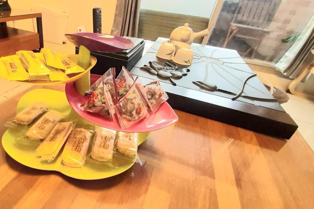 花的家 高鐵左營站前2號出口高鐵路步行3分鐘 最多6位可入住 3間卧房 月租長租 Kaohsiung Bagian luar foto